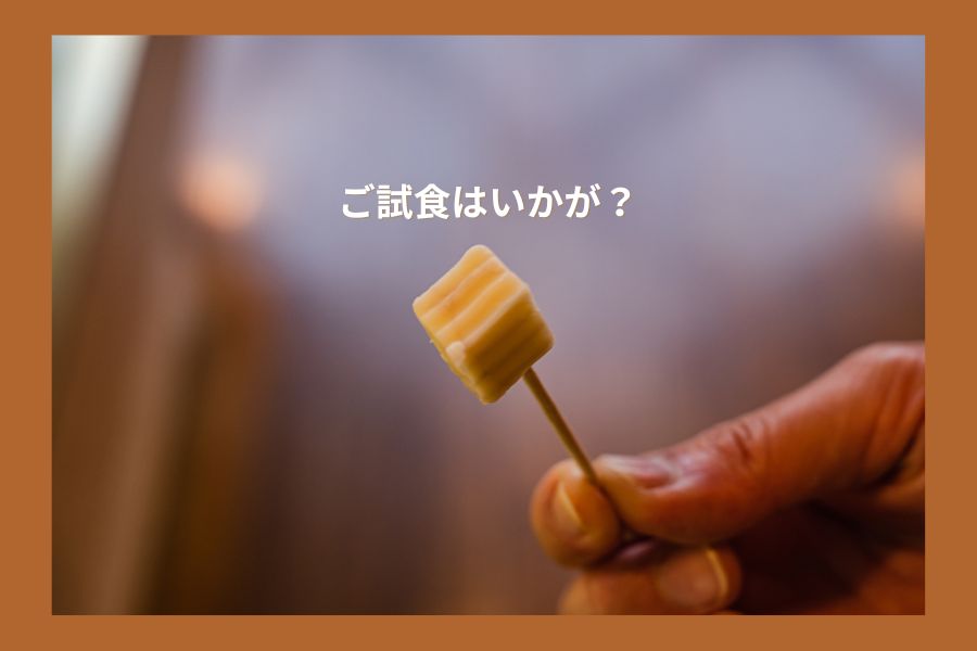 不登校の子どもに母親が「試食はいかが?」とやさしく試食を差し出しているイメージ画像。
安心できる雰囲気の中で、子どもが少しずつ食事に向きあえる一歩の提案を表している。